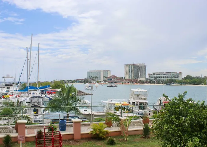 Coral Getaway At Fisherman's Point *